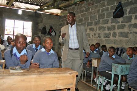 Schuldirektor Nehemiah Ndeta spricht mit Patenkindern aus der Secondary School